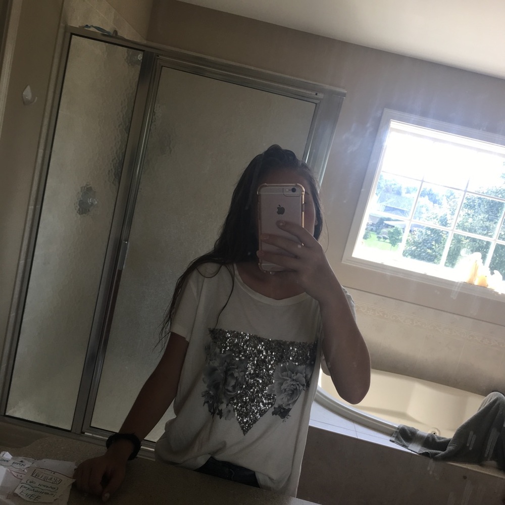 ☁️• EXPRESS WHITE TEE WITH SEQUINS•☁️